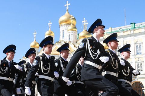 Putins Leibwächter: Kadetten des FSO marschieren in einer Formation auf einem Platz in Moskau