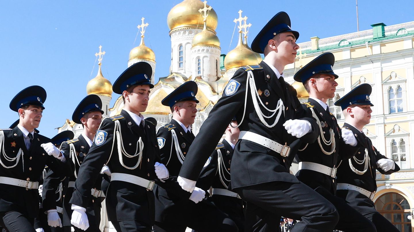 Putins Leibwächter: Kadetten des FSO marschieren in einer Formation auf einem Platz in Moskau