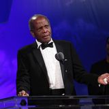 Als Wegbereiter für Schwarze schrieb Poitier Hollywood-Geschichte: Er nahm 1964 als erster Schwarzer den Oscar als bester Hauptdarsteller für "Lilien auf dem Felde" entgegen. Der damals 37-Jährige überzeugte die Akademie mit der Darstellung eines schwarzen Arbeiters auf der Farm weißer Nonnen. Vor ihm hatte nur Hattie McDaniel 1940 für ihre Nebenrolle als Haushälterin im Melodrama "Vom Winde verweht" als Schwarze einen Oscar gewonnen. Der in ärmsten Verhältnissen auf den Bahamas aufgewachsene Bauernsohn wurde schon 1974 von der britischen Queen zum Ritter geschlagen. 2002 erhielt er einen Ehren-Oscar für sein Lebenswerk. In dem Ende September 2021 eröffneten neuen Academy Museum in Los Angeles wurde die riesige Eingangshalle nach dem legendären Schauspieler benannt. Der auf den Bahamas aufgewachsene Schauspieler starb am 6. Januar. Er wurde 94 Jahre alt.