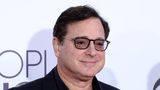 Bob Saget, bekannt vor allem für seine Rolle in der Hit-Sitcom "Full House ", war am 9. Januar tot in einem Hotelzimmer in Orlando entdeckt worden. Der Standup-Komiker war in Florida auf einer Bühnentour unterwegs, als er sich im Hotelzimmer versehentlich am Kopf stieß, dies aber nicht weiter beachtete und sich dann zum Schlafen hingelegt hatte. Es habe keine Hinweise auf Alkohol- oder Drogenkonsum gegeben, so die Polizei.  Der Komiker war seit 2018 mit der Produzentin Kelly Rizzo verheiratet. Aus erster Ehe hatte er drei erwachsene Töchter. Saget wurde 65 Jahre alt.
