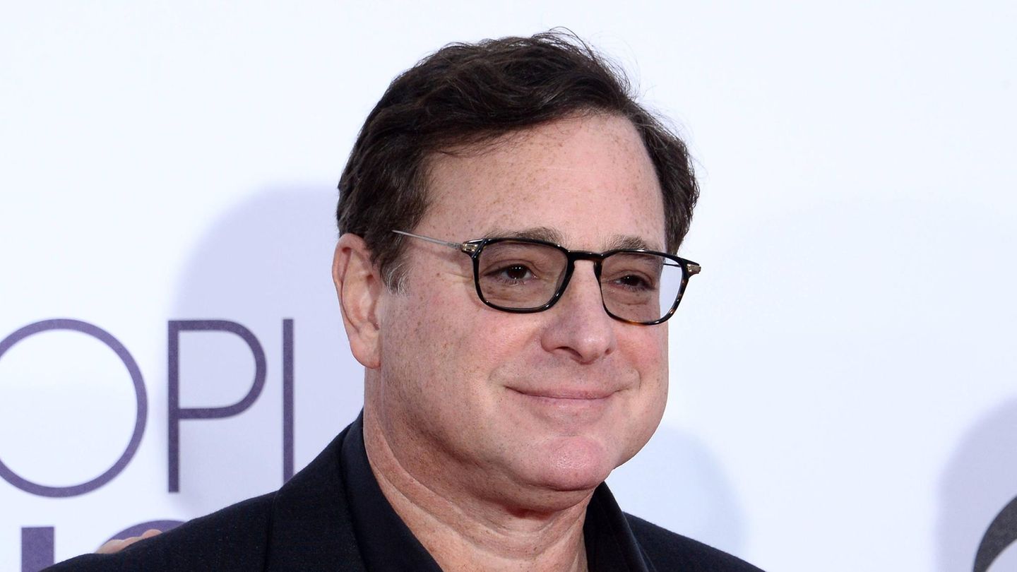 Bob Saget Bob Saget, bekannt vor allem für seine Rolle in der Hit-Sitcom "Full House ", war am 9. Januar tot in einem Hotelzimmer in Orlando entdeckt worden. Der Standup-Komiker war in Florida auf einer Bühnentour unterwegs, als er sich im Hotelzimmer versehentlich am Kopf stieß, dies aber nicht weiter beachtete und sich dann zum Schlafen hingelegt hatte. Es habe keine Hinweise auf Alkohol- oder Drogenkonsum gegeben, so die Polizei. Der Komiker war seit 2018 mit der Produzentin Kelly Rizzo verheiratet. Aus erster Ehe hatte er drei erwachsene Töchter. Saget wurde 65 Jahre alt.