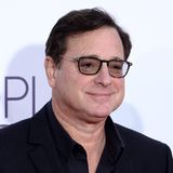 Bob Saget, bekannt vor allem für seine Rolle in der Hit-Sitcom "Full House ", war am 9. Januar tot in einem Hotelzimmer in Orlando entdeckt worden. Der Standup-Komiker war in Florida auf einer Bühnentour unterwegs, als er sich im Hotelzimmer versehentlich am Kopf stieß, dies aber nicht weiter beachtete und sich dann zum Schlafen hingelegt hatte. Es habe keine Hinweise auf Alkohol- oder Drogenkonsum gegeben, so die Polizei.  Der Komiker war seit 2018 mit der Produzentin Kelly Rizzo verheiratet. Aus erster Ehe hatte er drei erwachsene Töchter. Saget wurde 65 Jahre alt.