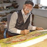 Er war der Schöpfer der Wimmelbücher: Ali Mitgutschs Werke erzählen ohne Worte und farbenfroh seit Jahrzehnten wunderbare Alltags-Geschichten - aus dem Schwimmbad, vom Bauernhof, aus den Bergen oder aus der Stadt. Die Karriere des 1935 geborenen Münchners begann als Grafiker. 1968 erschien sein erstes Wimmelbuch "Rundherum in meiner Stadt" in dem Verlag. Futter für seine Bilder bekam Mitgutsch auf Streifzügen durch die Stadt. "Dazu habe ich stets einen kleinen Block und einen Stift dabei und zeichne flink Skizzen, mit denen ich dann später arbeite", sagte er einmal im Interview der Deutschen Presse-Agentur. Mit seinen Figuren und Zeichnungen erschienen mehr als 70 Bücher, Poster und Puzzles. Am 10. Januar verstarb er im Alter von 86 Jahren.