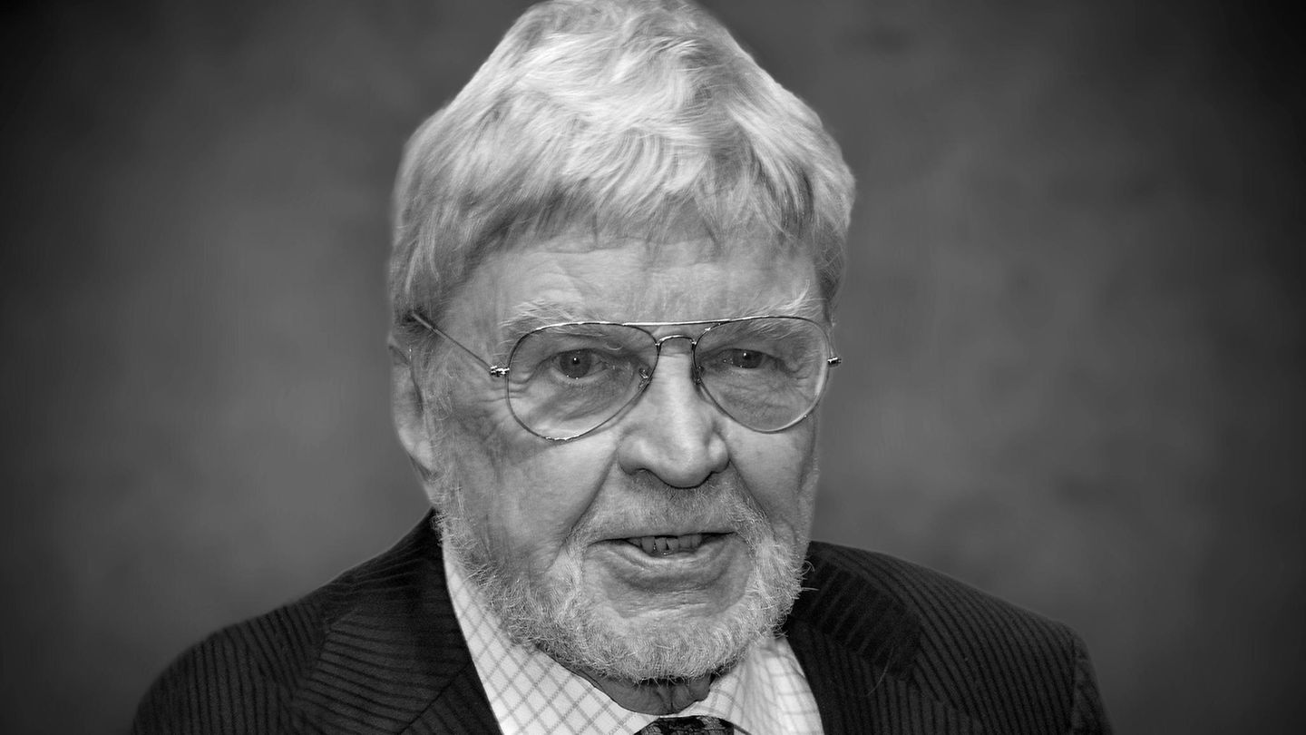 Hardy Krüger Hardy Krüger starb am 19. Januar in den USA. Der Schauspieler und Schriftsteller blickte bis dahin auf eine lange Karriere zurück. In rund 75 Filmen spielte der gebürtige Berliner, der lange in Kalifornien und Hamburg lebte, die Hauptrolle. Nach dem Krieg war er einer der wenigen deutschen Schauspieler, denen eine internationale Karriere gelang. Krüger schaffte den Durchbruch außerhalb Deutschlands in dem britischen Kriegsfilm "Einer kam durch". An der Seite von John Wayne war er in "Hatari! " zu sehen, gemeinsam mit James Stewart und Peter Finch in "Der Flug des Phoenix". 1963 erhielt das französische Filmdrama "Sonntage mit Sybill" einen Oscar - Krüger spielte darin einen Vietnam-Veteran, der sich die Schuld am Tod eines vietnamesischen Kinds gibt. Der Schauspieler selbst erhielt im Laufe seiner Karriere verschiedene Auszeichnungen, darunter den Bundesfilmpreis und das Große Verdienstkreuz. Krüger stand mit Stars wie Claudia Cardinale, Sean Connery, Yul Brynner, Charles Aznavour, Cathérine Deneuve und Orson Welles vor der Kamera. Im Fernsehen schuf er als "Weltenbummler" in der gleichnamigen ARD-Reihe einen Klassiker. Mit seinem Buch "Eine Farm in Afrika" startete Krüger auch eine Karriere als Schriftsteller.