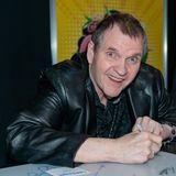 Die Karriere von Meat Loaf erstreckte sich über sechs Jahrzehnte in denen er weltweit über 100 Millionen Alben verkauft habe und in über 65 Filmen mitwirkte. Der als Marvin Lee Aday im US-Bundesstaat Texas geborene Musiker starb am 20. Januar im Alter von 74 Jahren. Nach seinem internationalen Durchbruch mit "Bat Out Of Hell" 1977 kam für ihn der Absturz: Der Sänger ruinierte sich auf einer Welttournee die Stimme und kämpfte danach mit Problemen wie Depressionen, Alkoholsucht und weniger erfolgreichen Nachfolge-Alben. Mit "Bat Out of Hell II: Back into Hell" (1993) und "Bat Out of Hell III: The Monster is Loose" (2006) schaffte er Comebacks. Zu einem seiner bekanntesten Lieder gehörte sein Welthit "I'd Do Anything for Love (But I Won't Do That)".