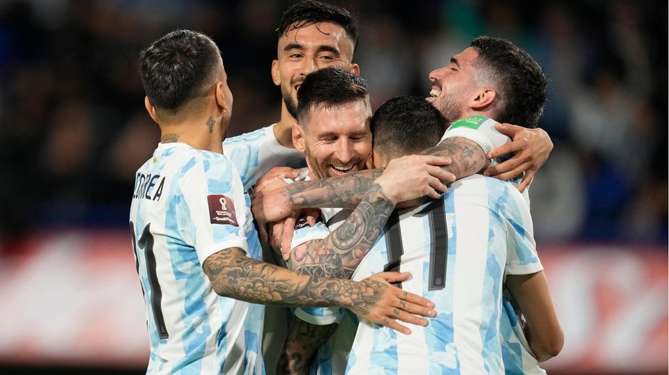 Argentine football team celebrating a goal
