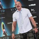 Der französische Modeschöpfer Thierry Mugler hatte in den 1970er Jahren seine Marke gegründet und hatte vor allem in den 80er Jahren die Mode stark beeinflusst. Mugler arbeitete auch als Regisseur, Autor und Designer, unter anderem für den Cirque du Soleil. Auch Stars wie Beyoncé, Lady Gaga und David Bowie trugen seine Kleider. Mugler hatte auch Erfolg mit Parfüms. Im vergangenen Jahr war er in Deutschland auch als Gastjuror der Castingshow "Germany's Next Topmodel" zu sehen. Geboren worden war er im Dezember 1948 in Straßburg. Mugler gehörte zu den großen französischen Modeschöpfern wie Yves Saint Laurent oder Jean Paul Gaultier. Er starb am 23. Januar im Alter von 73 Jahren.