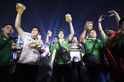 Fußballfans mit Bier beim Fifa Festival zur WM in Katar
