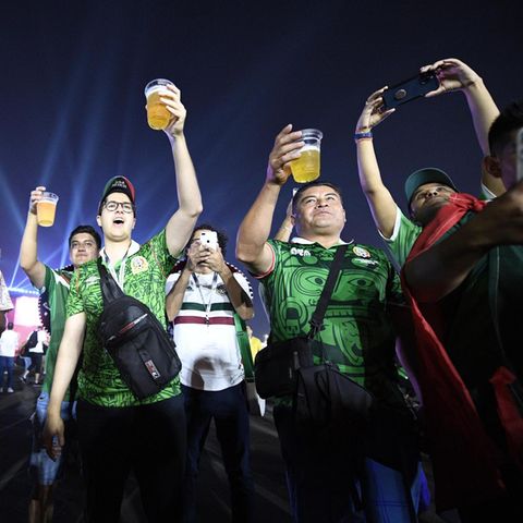 Fußballfans mit Bier beim Fifa Festival zur WM in Katar