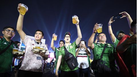 Fußballfans mit Bier beim Fifa Festival zur WM in Katar