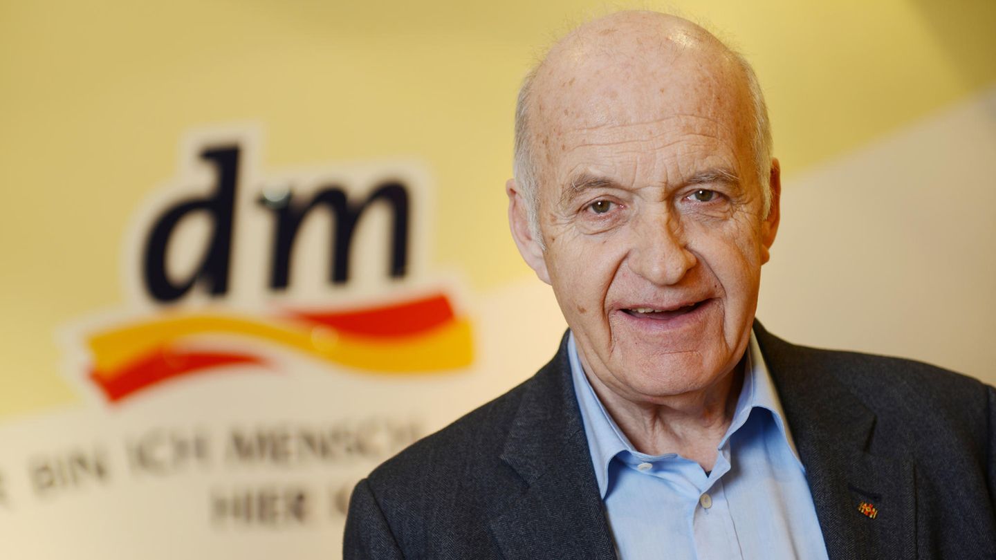 Götz Werner Der Gründer der Drogeriemarktkette dm, Götz Werner starb am 8. Februar im Alter von 78 Jahren. Der gelernte Drogist, deutsche Jugendmeister im Rudern und Vorkämpfer für ein bedingungsloses Grundeinkommen hat mit dm eine Drogeriemarktkette erschaffen, die heute in 14 europäischen Ländern aktiv ist. Mehr als 66.000 Menschen arbeiten für dm. Der Umsatz beläuft sich nach Angaben des Unternehmens auf 12,3 Milliarden Euro. Seit Anfang der 1990er Jahre und verstärkt nach seinem Abschied aus der operativen Verantwortung der Firma im Jahr 2008 widmete Werner seine Zeit dem Projekt bedingungsloses Grundeinkommen. Er warb für die Idee in Vorträgen und Diskussionsbeiträgen. Werner sah darin einen wichtigen gesellschaftlichen Beitrag, um auch in Zeiten zunehmender Globalisierung, Digitalisierung und Automatisierung den Menschen Freiraum für Eigeninitiative und Teilhabe am Leben der freien Bürgergesellschaft zu ermöglichen. Die Universität Karlsruhe beauftragte ihn im Mai 2005 mit der Leitung des Instituts für Entrepreneurship und verlieh ihm den Professoren-Titel.