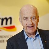 Der Gründer der Drogeriemarktkette dm, Götz Werner  starb am 8. Februar im Alter von 78 Jahren. Der gelernte Drogist, deutsche Jugendmeister im Rudern und Vorkämpfer für ein bedingungsloses Grundeinkommen hat mit dm eine Drogeriemarktkette erschaffen, die heute in 14 europäischen Ländern aktiv ist. Mehr als 66.000 Menschen arbeiten für dm. Der Umsatz beläuft sich nach Angaben des Unternehmens auf 12,3 Milliarden Euro. Seit Anfang der 1990er Jahre und verstärkt nach seinem Abschied aus der operativen Verantwortung der Firma im Jahr 2008 widmete Werner seine Zeit dem Projekt bedingungsloses Grundeinkommen. Er warb für die Idee in Vorträgen und Diskussionsbeiträgen. Werner sah darin einen wichtigen gesellschaftlichen Beitrag, um auch in Zeiten zunehmender Globalisierung, Digitalisierung und Automatisierung den Menschen Freiraum für Eigeninitiative und Teilhabe am Leben der freien Bürgergesellschaft zu ermöglichen. Die Universität Karlsruhe beauftragte ihn im Mai 2005 mit der Leitung des Instituts für Entrepreneurship und verlieh ihm den Professoren-Titel.