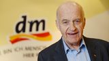 Der Gründer der Drogeriemarktkette dm, Götz Werner  starb am 8. Februar im Alter von 78 Jahren. Der gelernte Drogist, deutsche Jugendmeister im Rudern und Vorkämpfer für ein bedingungsloses Grundeinkommen hat mit dm eine Drogeriemarktkette erschaffen, die heute in 14 europäischen Ländern aktiv ist. Mehr als 66.000 Menschen arbeiten für dm. Der Umsatz beläuft sich nach Angaben des Unternehmens auf 12,3 Milliarden Euro. Seit Anfang der 1990er Jahre und verstärkt nach seinem Abschied aus der operativen Verantwortung der Firma im Jahr 2008 widmete Werner seine Zeit dem Projekt bedingungsloses Grundeinkommen. Er warb für die Idee in Vorträgen und Diskussionsbeiträgen. Werner sah darin einen wichtigen gesellschaftlichen Beitrag, um auch in Zeiten zunehmender Globalisierung, Digitalisierung und Automatisierung den Menschen Freiraum für Eigeninitiative und Teilhabe am Leben der freien Bürgergesellschaft zu ermöglichen. Die Universität Karlsruhe beauftragte ihn im Mai 2005 mit der Leitung des Instituts für Entrepreneurship und verlieh ihm den Professoren-Titel.