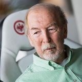 Jürgen Grabowski bestritt 44 Länderspiele für den DFB und 441 Begegnungen in der Bundesliga für die Eintracht, war Welt- und Europameister, UEFA-Cup-Sieger 1980 und 1974 und 1975 DFB-Pokalgewinner. In Frankfurt war Grabowski der Spielmacher, in der Nationalmannschaft agierte er meist als Rechtsaußen - wegen seiner Konkurrenten Wolfgang Overath und Günter Netzer. Zusammen mit seinem Club-Kollegen Bernd Hölzenbein gehörte Grabowski zum Weltmeister-Team von 1974. Nach dem WM-Titelgewinn trat Grabowski aus dem Nationalteam zurück, bei der Eintracht trumpfte er weiter auf. Von 1965 bis 1980 spielte er für die Hessen, zuvor nur in Biebrich. Beim UEFA-Cup-Gewinn 1980 reckt Grabowski den schweren Cup in Zivilkleidung in die Höhe. Bernd Hölzenbein hatte ihn seinem Mit-Weltmeister und Freund als erstem überreicht. Ein Foul von Lothar Matthäus und eine schwere Fußverletzung hatten kurz zuvor Grabowskis famose Karriere beendet. Zu seinem Abschiedsspiel zwischen der Eintracht und der WM-Mannschaft von 1974 im damaligen Waldstadion kamen über 40.000 Fans. Grabowski wurde 77 Jahre alt. Er starb am 10. März in einem Krankenhaus in Wiesbaden. 