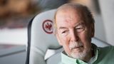 Jürgen Grabowski bestritt 44 Länderspiele für den DFB und 441 Begegnungen in der Bundesliga für die Eintracht, war Welt- und Europameister, UEFA-Cup-Sieger 1980 und 1974 und 1975 DFB-Pokalgewinner. In Frankfurt war Grabowski der Spielmacher, in der Nationalmannschaft agierte er meist als Rechtsaußen - wegen seiner Konkurrenten Wolfgang Overath und Günter Netzer. Zusammen mit seinem Club-Kollegen Bernd Hölzenbein gehörte Grabowski zum Weltmeister-Team von 1974. Nach dem WM-Titelgewinn trat Grabowski aus dem Nationalteam zurück, bei der Eintracht trumpfte er weiter auf. Von 1965 bis 1980 spielte er für die Hessen, zuvor nur in Biebrich. Beim UEFA-Cup-Gewinn 1980 reckt Grabowski den schweren Cup in Zivilkleidung in die Höhe. Bernd Hölzenbein hatte ihn seinem Mit-Weltmeister und Freund als erstem überreicht. Ein Foul von Lothar Matthäus und eine schwere Fußverletzung hatten kurz zuvor Grabowskis famose Karriere beendet. Zu seinem Abschiedsspiel zwischen der Eintracht und der WM-Mannschaft von 1974 im damaligen Waldstadion kamen über 40.000 Fans. Grabowski wurde 77 Jahre alt. Er starb am 10. März in einem Krankenhaus in Wiesbaden. 