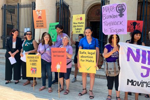 Protestierende mit Schildern stehen vor dem Gericht in Valletta, Malta