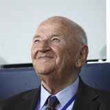 Der frühere Präsident des Deutschen Fußball-Bundes starb am 16. März im Alter von 97 Jahren. Braun begann seine Funktionärskarriere im Fußball als Präsident des Verbandes Mittelrhein 1973 im Alter von 48 Jahren. 1977 wurde er Schatzmeister des DFB. Nach 15 Jahren in dem Amt stieg er zum achten Präsidenten des mitgliederstärksten Fußball-Verbandes der Welt auf. Er blieb bis zum 28. April 2001 DFB-Chef. Bewegt durch Eindrücke im Waisenhaus "Casa de Cuna" in Queretaro während der WM 1986 gründete Braun die Mexiko-Hilfe. 2013 erhielt er vom mexikanischen Botschafter den Verdienstorden "Águila Azteca", den höchsten Orden Mexikos für ausländische Personen, die nicht Politiker sind.Seit 2001 gibt es die Egidius-Braun-Stiftung, die heute noch alle zwei Jahre ein Benefiz-Länderspiel veranstaltet. In seiner Amtszeit erlebte "Pater Braun" einen Titel: den EM-Sieg 1996. Die Eindrücke der Weltmeisterschaften seiner Amtszeit sind jedoch getrübt. 1994 schickte Braun Nationalspieler Stefan Effenberg nach dessen Stinkefinger gegen die Fans nach Hause. Noch viel schwerer bedrückten Braun die Geschehnisse 1998, als deutsche Hooligans in Lens randalierten und den französischen Polizisten Daniel Nivel schwer verletzten. Braun war passionierter Jäger und Fan von Alemannia Aachen. Er hatte Rechtswissenschaften und Philosophie studiert und sich vor seiner Karriere beim DFB als Kartoffelgroßhändler einen Namen gemacht. 2006 erlitt Braun einen Schlaganfall. In der Folge trat er nur noch selten in der Öffentlichkeit auf.