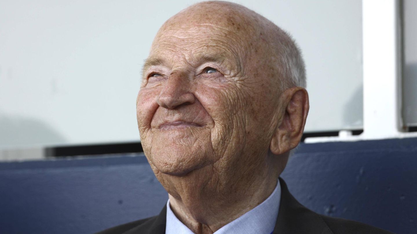 Der frühere Präsident des Deutschen Fußball-Bundes starb am 16. März im Alter von 97 Jahren. Braun begann seine Funktionärskarriere im Fußball als Präsident des Verbandes Mittelrhein 1973 im Alter von 48 Jahren. 1977 wurde er Schatzmeister des DFB. Nach 15 Jahren in dem Amt stieg er zum achten Präsidenten des mitgliederstärksten Fußball-Verbandes der Welt auf. Er blieb bis zum 28. April 2001 DFB-Chef. Bewegt durch Eindrücke im Waisenhaus "Casa de Cuna" in Queretaro während der WM 1986 gründete Braun die Mexiko-Hilfe. 2013 erhielt er vom mexikanischen Botschafter den Verdienstorden "Águila Azteca", den höchsten Orden Mexikos für ausländische Personen, die nicht Politiker sind.Seit 2001 gibt es die Egidius-Braun-Stiftung, die heute noch alle zwei Jahre ein Benefiz-Länderspiel veranstaltet. In seiner Amtszeit erlebte "Pater Braun" einen Titel: den EM-Sieg 1996. Die Eindrücke der Weltmeisterschaften seiner Amtszeit sind jedoch getrübt. 1994 schickte Braun Nationalspieler Stefan Effenberg nach dessen Stinkefinger gegen die Fans nach Hause. Noch viel schwerer bedrückten Braun die Geschehnisse 1998, als deutsche Hooligans in Lens randalierten und den französischen Polizisten Daniel Nivel schwer verletzten. Braun war passionierter Jäger und Fan von Alemannia Aachen. Er hatte Rechtswissenschaften und Philosophie studiert und sich vor seiner Karriere beim DFB als Kartoffelgroßhändler einen Namen gemacht. 2006 erlitt Braun einen Schlaganfall. In der Folge trat er nur noch selten in der Öffentlichkeit auf.