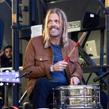 Der Schlagzeuger der Foo Fighters wurde am 25. März tot in einem Hotelzimmer in Kolumbiens Hauptstadt Bogotà aufgefunden. Die Band sollte dort beim Musikfestival Estereo Pìcnic auftreten. In seinem Körper fand man zehn verschiedene Substanzen, darunter  THC (Marihuana), trizyklische Antidepressiva, Benzodiazepine und Opioide. Nach dem Tod sagte die Band die Tournee vorzeitig ab. Die Band hatte bis zum Jahresende über 50 Auftritte in den USA, Kanada, Australien, Neuseeland und in Europa geplant. Am 8. Juni stand ein Deutschland-Termin in Berlin an. Auch Konzerte in London, Frankreich, Spanien, Italien und der Schweiz waren auf dem Programm. Auch der geplanten Auftritt bei der Grammy-Verleihung wurde abgesagt. Stattdessen gedachten sie Hawkins am 3. September mit einem emotionalen und spektakulären Konzert in London und am 27. September mit einem Tribute-Konzert in los Angeles. Hawkins wurde 50 Jahre alt.