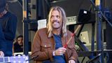 Der Schlagzeuger der Foo Fighters wurde am 25. März tot in einem Hotelzimmer in Kolumbiens Hauptstadt Bogotà aufgefunden. Die Band sollte dort beim Musikfestival Estereo Pìcnic auftreten. In seinem Körper fand man zehn verschiedene Substanzen, darunter  THC (Marihuana), trizyklische Antidepressiva, Benzodiazepine und Opioide. Nach dem Tod sagte die Band die Tournee vorzeitig ab. Die Band hatte bis zum Jahresende über 50 Auftritte in den USA, Kanada, Australien, Neuseeland und in Europa geplant. Am 8. Juni stand ein Deutschland-Termin in Berlin an. Auch Konzerte in London, Frankreich, Spanien, Italien und der Schweiz waren auf dem Programm. Auch der geplanten Auftritt bei der Grammy-Verleihung wurde abgesagt. Stattdessen gedachten sie Hawkins am 3. September mit einem emotionalen und spektakulären Konzert in London und am 27. September mit einem Tribute-Konzert in los Angeles. Hawkins wurde 50 Jahre alt.