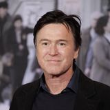 Der Schauspieler Uwe Bohm starb am 8. April an plötzlichem Herzversagen. Bohn wurde von Regisseur Hark Bohm für den Film "Ich kann auch 'ne Arche bauen" 1973 entdeckt. Drei Jahre später folgte die Hauptrolle in Hark Bohms Jugenddrama "Nordsee ist Mordsee", das beide bekannt machte. Der Regisseur adoptierte den Jungen schließlich und holte ihn nach München. Uwe nahm Bohms Namen an. Er begann eine Lehre als Maler und Lackierer, brach jedoch ab und versuchte sich als Schauspieler – schließlich mit Erfolg. Immer wieder war er von 1984 an im "Tatort" und anderen Krimis als Verdächtiger, Mörder oder Psychopath zu sehen. Aber Bohm schuf sich ein vielfältiges Repertoire. Bis 2014 hatte er seiner Biografie zufolge in rund 80 Film- und Fernsehproduktionen mitgewirkt. Unter Regisseur Fatih Akin war er auch im 2016 erschienen Film "Tschick" nach dem Jugendroman von Wolfgang Herrndorf. Zugleich spielte Uwe Bohm über Jahrzehnte erfolgreich Theater. So arbeitete er Ende der 1980er Jahre am Deutschen Schauspielhaus in Hamburg mit dem Regisseur Peter Zadek. 1990 stand er erstmals auf der Bühne des Wiener Burgtheaters. Er spielte bei den Salzburger Festspielen, bei den Ruhrfestspielen in Recklinghausen und am Berliner Ensemble, auch in Komödien und heiteren Rollen. Bohm wurde 60 Jahre alt.