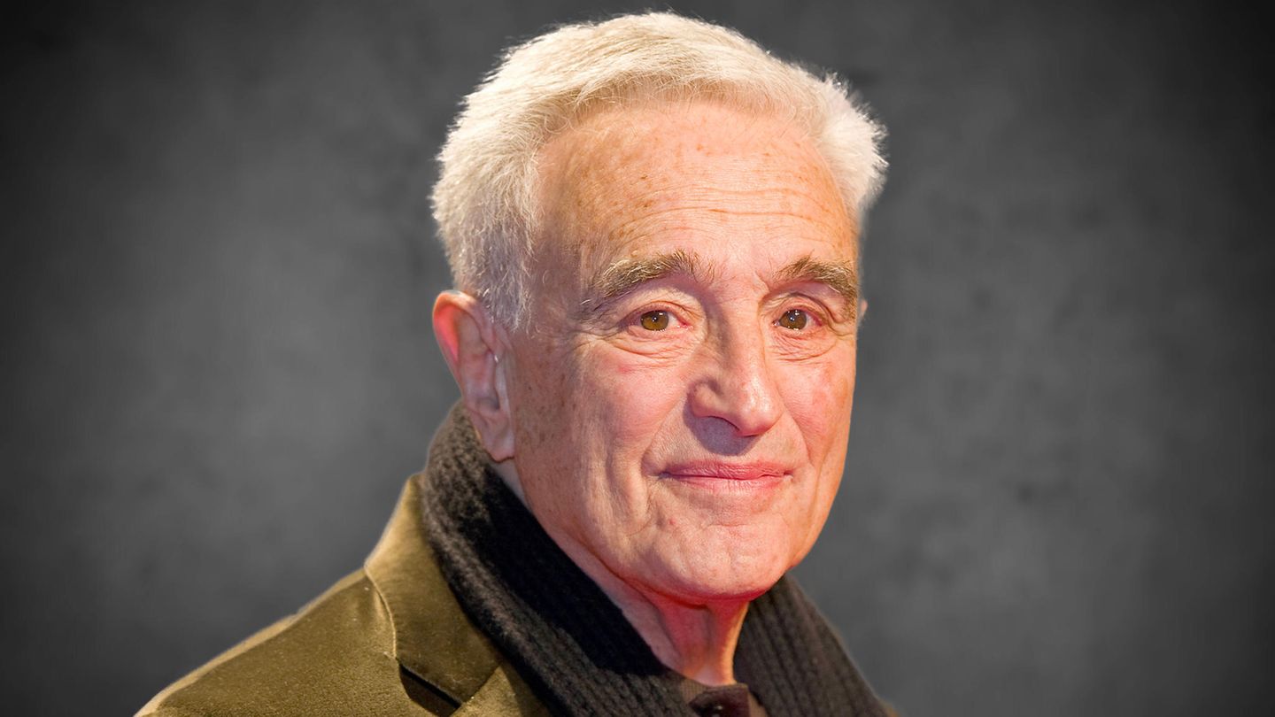 Einen Tag nach Uwe Bohm starb der Schauspieler Michael Degen im Alter von 90 Jahren in Hamburg. Degen war einem großen TV-Publikum zuletzt vor allem dank der "Donna Leon"-Krimiserie der ARD vertraut. Darin verkörperte er jahrelang den eitlen "Vice-Questore Patta". Zuvor hatte der Künstler in zahlreichen klassischen, modernen und unterhaltenden Rollen auf wichtigen Bühnen sowie in Film und Fernsehen Erfolge gefeiert. Er arbeitete mit Regiegrößen wie Peter Zadek, Claude Chabrol und Ingmar Bergman zusammen und inszenierte auch selbst. Einem großen TV-Publikum wurde der Darsteller 1979 als Bendix Grünlich in Franz Peter Wirths "Die Buddenbrooks" bekannt. Mit der NS-Vergangenheit setzte er sich unter anderem in Egon Monks "Die Geschwister Oppermann" (1983) und Michael Kehlmanns "Geheime Reichssache" (1987) auseinander. Häufig trat er aber auch in leichteren Sendungen auf - von "Derrick" und "Klinik unter Palmen" bis zu "Traumschiff" und "Rosamunde Pilcher".