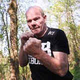 Der ehemalige Box-Europameister Jürgen Blin starb am 7. Mai in Hamburg nach kurzer Krankheit im Alter von 79 Jahren. Blins größter Erfolg war der Gewinn der Schwergewichts-Europameisterschaft gegen den Spanier Jose Manuel Urtain im Juni 1972. Als sein bekanntester Kampf ging das Duell mit Box-Ikone Muhammad Ali in die Annalen ein. Blin verlor die Auseinandersetzung im Dezember 1971 in Zürich durch K.o. in der siebten Runde. «Das war der einzige Kampf, von dem ich vorher wusste: Den kannst du nicht gewinnen», hatte der Hamburger später gesagt. Der Sohn eines Melkers hatte 48 Profikämpfe bestritten, davon 30 gewonnen, zwölf verlor er, sechs endeten unentschieden. Seine Karriere im Ring beendete er 1973 nach neun Jahren. Bis zuletzt hatte er in Hamburg hoffnungsvolle Boxtalente trainiert. Blin hinterlässt zwei Söhne und seine Lebensgefährtin.