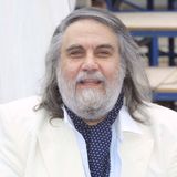 Der griechische Komponist und Musiker Vangelis wurde weltberühmt mit eingängigen Kompositionen für Filme wie "Die Stunde des Siegers» (Originaltitel: Chariots of Fire), "Blade Runner» oder auch "1492 – Die Eroberung des Paradieses». Vangelis, mit bürgerlichem Namen Evangelos Odysseas Papathanassiou, galt als einer der Pioniere elektronischer Musik.Er wollte eigentlich Maler werden und studierte an der Akademie der Schönen Künste in Athen. Die Musik brachte er sich selbst bei. 1968 zog er nach Paris und hatte dort zusammen mit den griechischen Musikern Demis Roussos und Loukas Sideras seinen ersten internationalen Erfolg - zusammen bildeten sie die Gruppe Aphrodite's Child. Vangelis komponierte die Musik zur LP "666», die als ein Klassiker des progressiven Rock gilt. 1973 startete er seine Solokarriere und experimentierte mit elektronischer Musik. Nach dem Oscar für "Chariots of Fire» kam ein Erfolg nach dem anderen. Anfang des neuen Jahrtausends begann er auch mit Orchestermusik zu experimentieren. 2002 komponierte er die Musik zur Fußball-WM in Korea und Japan. In Athen hat er die Institution Evangelos Papathanassiou gegründet, die jungen Musikern helfen will und zur Förderung der Musik beitragen soll. Vangelis starb am 17. Mai im Alter von 79 Jahren.