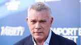 Narbige Haut, stechende Augen: Ray Liotta hatte das passende Gesicht für Hollywoods Bösewicht-Rollen. Brillant verkörperte er den Mafioso Henry Hill in dem Gangsterfilm "Goodfellas"(1990) von Star-Regisseur Martin Scorsese. Seinen Durchbruch in Hollywood hatte Liotta 1986 mit einer Krimi-Komödie. Jonathan Demme holte den Neuling mit Melanie Griffith und Jeff Daniels für "Gefährliche Freundin"vor die Kamera. Alle drei wurden mit einer Golden-Globe-Nominierung bedacht. Mit dem Mafia-Epos "Goodfellas"schrieb er dann dann Filmgeschichte. In den Thriller "Cop Land"von Regisseur James Mangold stand Liotta erneut mit De Niro vor der Kamera. Mit Kevin Costner drehte er "Feld der Träume», mit Harrison Ford das Einwandererdrama "Crossing Over», mit Brad Pitt den Krimi "Killing Them Softly», mit Ryan Gosling das Drama "The Place Beyond the Pines». Im vorigen Jahr war er in dem Mafia-Streifen "The Many Saints of Newark"zu sehen. Der Gangsterfilm erzählte die Vorgeschichte der TV-Serie "Die Sopranos». Anfang Mai verlinkte Liotta auf Instagram einen Filmbericht über ein weiteres Drehprojekt. Für Regisseurin Elizabeth Banks wollte er in "Cocaine Bear"mitspielen. Liotta konnte auch eine Emmy-Trophäe vorweisen. Den begehrten Fernsehpreis holte er mit einem Gastauftritt in der Ärzte-Serie "Emergency Room». Er starb am 26. Mai völlig überraschend im Schlaf. Liotta wurde 67 Jahre alt.