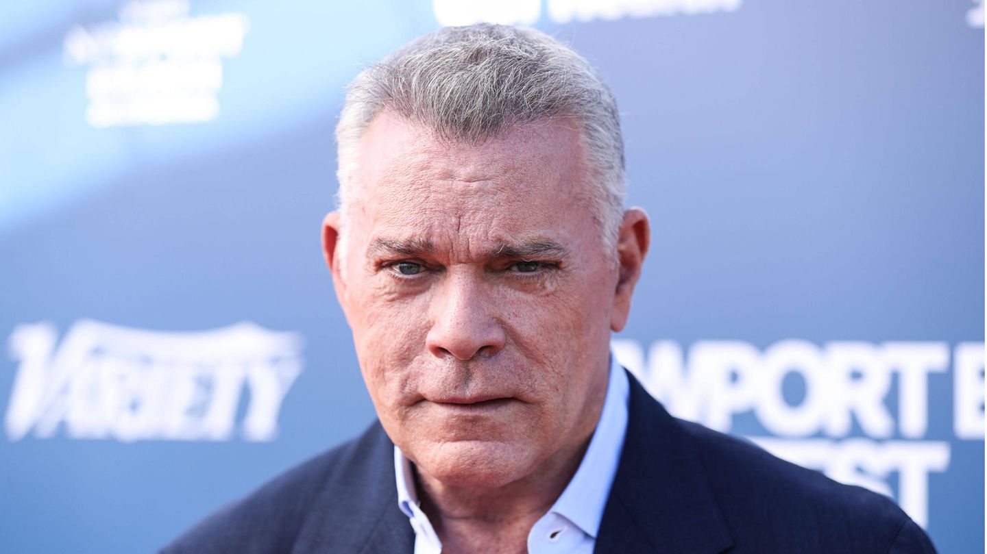 Narbige Haut, stechende Augen: Ray Liotta hatte das passende Gesicht für Hollywoods Bösewicht-Rollen. Brillant verkörperte er den Mafioso Henry Hill in dem Gangsterfilm "Goodfellas"(1990) von Star-Regisseur Martin Scorsese. Seinen Durchbruch in Hollywood hatte Liotta 1986 mit einer Krimi-Komödie. Jonathan Demme holte den Neuling mit Melanie Griffith und Jeff Daniels für "Gefährliche Freundin"vor die Kamera. Alle drei wurden mit einer Golden-Globe-Nominierung bedacht. Mit dem Mafia-Epos "Goodfellas"schrieb er dann dann Filmgeschichte. In den Thriller "Cop Land"von Regisseur James Mangold stand Liotta erneut mit De Niro vor der Kamera. Mit Kevin Costner drehte er "Feld der Träume», mit Harrison Ford das Einwandererdrama "Crossing Over», mit Brad Pitt den Krimi "Killing Them Softly», mit Ryan Gosling das Drama "The Place Beyond the Pines». Im vorigen Jahr war er in dem Mafia-Streifen "The Many Saints of Newark"zu sehen. Der Gangsterfilm erzählte die Vorgeschichte der TV-Serie "Die Sopranos». Anfang Mai verlinkte Liotta auf Instagram einen Filmbericht über ein weiteres Drehprojekt. Für Regisseurin Elizabeth Banks wollte er in "Cocaine Bear"mitspielen. Liotta konnte auch eine Emmy-Trophäe vorweisen. Den begehrten Fernsehpreis holte er mit einem Gastauftritt in der Ärzte-Serie "Emergency Room». Er starb am 26. Mai völlig überraschend im Schlaf. Liotta wurde 67 Jahre alt.
