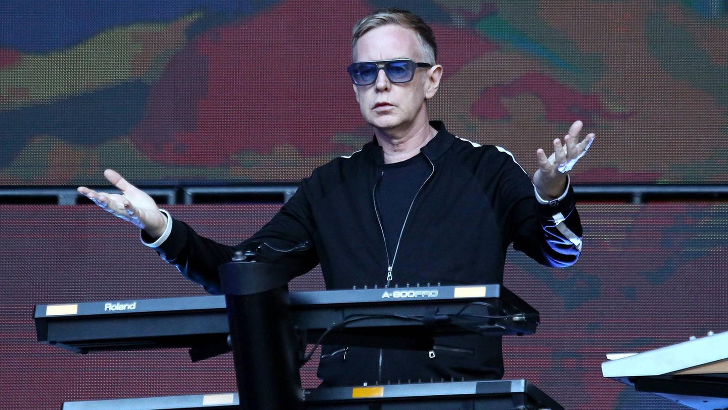 Der Keyboarder der britischen Synthie-Pop-Band Depeche Mode, Andy Fletcher, starb am 26. Mai im Alter von 60 Jahren an einem Riss in der Hauptschlagader. Fletcher, der in Nottingham geboren wurde, hatte Depeche Mode 1980 zusammen mit Dave Gahan und Martin Gore in Basildon gegründet. Mit dem Debütalbum "Speak And Spell" und der Hitsingle "Just Can't Get Enough" wurden Depeche Mode als Teil der New-Wave-Szene berühmt. Mit Pop-Klassikern wie "Everything Counts", "Enjoy The Silence" oder "Personal Jesus", die weit über den Synthie-Sound anderer Künstler ihrer Zeit hinausgingen, wurden Depeche Mode zu einer der weltweit erfolgreichsten Bands - mit weltweit mehr als 100 Millionen verkaufter Tonträger. Fletcher, der in Nottingham geboren wurde, hatte Depeche Mode zusammen mit Dave Gahan und Martin Gore in dem beschaulichen Ort Basildon in der Grafschaft Essex, östlich von London gegründet. Zuletzt erschien 2017 das Album "Spirit". Vor zwei Jahren wurde die Band in die "Rock & Roll Hall of Fame" aufgenommen. Fletcher hinterlässt seine Frau und zwei Kinder.
