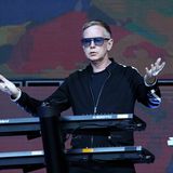 Der Keyboarder der britischen Synthie-Pop-Band Depeche Mode, Andy Fletcher, starb am 26. Mai im Alter von 60 Jahren an einem Riss in der Hauptschlagader. Fletcher, der in Nottingham geboren wurde, hatte Depeche Mode 1980 zusammen mit Dave Gahan und Martin Gore in Basildon gegründet. Mit dem Debütalbum "Speak And Spell" und der Hitsingle "Just Can't Get Enough" wurden Depeche Mode als Teil der New-Wave-Szene berühmt. Mit Pop-Klassikern wie "Everything Counts", "Enjoy The Silence" oder "Personal Jesus", die weit über den Synthie-Sound anderer Künstler ihrer Zeit hinausgingen, wurden Depeche Mode zu einer der weltweit erfolgreichsten Bands - mit weltweit mehr als 100 Millionen verkaufter Tonträger. Fletcher, der in Nottingham geboren wurde, hatte Depeche Mode zusammen mit Dave Gahan und Martin Gore in dem beschaulichen Ort Basildon in der Grafschaft Essex, östlich von London gegründet. Zuletzt erschien 2017 das Album "Spirit". Vor zwei Jahren wurde die Band in die "Rock & Roll Hall of Fame" aufgenommen. Fletcher hinterlässt seine Frau und zwei Kinder.