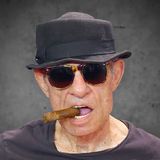 Am 7. Juli verstarb der Regisseur Klaus Lemke im Alter von 81 Jahren. Der Filmemacher galt als erklärter Rebell unter den deutschen Regisseuren, er begehrte auf gegen den filmischen Mainstream. Zuletzt war er Ende Juni noch beim Filmfest München aufgetreten – körperlich schon sichtlich angeschlagen. Er könne nicht mehr gut laufen, sagte er damals und hielt ein Schild hoch: "Kunst kommt von küssen". Schon mit seinen ersten, vorwiegend für das Fernsehen produzierten Filmen wie "Brandstifter" (1969) oder "Rocker" (1972) richtete Lemke den Scheinwerfer auf die Schattenseiten der Gesellschaft. Mit Filmen wie "Idole" oder "Amore" folgten Studien vorwiegend der Schwabinger Szene. Lemke selbst drehte traditionell mit kleinem Budget – auch in der Corona-Krise. Auf diese Weise filmte Lemke seit den 60er Jahren. Meistens arbeitete er mit Laien zusammen, die er in München, Hamburg oder Berlin in Cafés oder auf der Straße entdeckte und oft vom Fleck weg engagierte. Zu seinen Entdeckungen zählen Fernsehstars wie Wolfgang Fierek und Cleo Kretschmer. Oft gab es bei ihm kein detailliert ausgearbeitetes Drehbuch, so dass den Darstellern Raum für Improvisation blieb. Nach den Erfolgen der 60er und 70er Jahre wurde es ruhiger um Lemke, Filme wie "Bibo's Männer" (1986) und "Die Ratte" (1993) wurden verrissen. "Ein verhexter Sommer" (1989) mit Günther Maria Halmer sowie "Das Flittchen und der Totengräber" (1994), das sein Erfolgspaar Kretschmer und Fierek vor der Kamera vereinte, stießen bei der Kritik dann wieder auf Zustimmung. Auch in den vergangenen Jahren drehte er Film um Film: "Unterwäschelügen" (2016), "Bad Girl Avenue" und "Neue Götter in der Maxvorstadt" (beide 2018) sowie "Ein Callgirl für Geister" (2020).