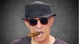 Am 7. Juli verstarb der Regisseur Klaus Lemke im Alter von 81 Jahren. Der Filmemacher galt als erklärter Rebell unter den deutschen Regisseuren, er begehrte auf gegen den filmischen Mainstream. Zuletzt war er Ende Juni noch beim Filmfest München aufgetreten – körperlich schon sichtlich angeschlagen. Er könne nicht mehr gut laufen, sagte er damals und hielt ein Schild hoch: "Kunst kommt von küssen". Schon mit seinen ersten, vorwiegend für das Fernsehen produzierten Filmen wie "Brandstifter" (1969) oder "Rocker" (1972) richtete Lemke den Scheinwerfer auf die Schattenseiten der Gesellschaft. Mit Filmen wie "Idole" oder "Amore" folgten Studien vorwiegend der Schwabinger Szene. Lemke selbst drehte traditionell mit kleinem Budget – auch in der Corona-Krise. Auf diese Weise filmte Lemke seit den 60er Jahren. Meistens arbeitete er mit Laien zusammen, die er in München, Hamburg oder Berlin in Cafés oder auf der Straße entdeckte und oft vom Fleck weg engagierte. Zu seinen Entdeckungen zählen Fernsehstars wie Wolfgang Fierek und Cleo Kretschmer. Oft gab es bei ihm kein detailliert ausgearbeitetes Drehbuch, so dass den Darstellern Raum für Improvisation blieb. Nach den Erfolgen der 60er und 70er Jahre wurde es ruhiger um Lemke, Filme wie "Bibo's Männer" (1986) und "Die Ratte" (1993) wurden verrissen. "Ein verhexter Sommer" (1989) mit Günther Maria Halmer sowie "Das Flittchen und der Totengräber" (1994), das sein Erfolgspaar Kretschmer und Fierek vor der Kamera vereinte, stießen bei der Kritik dann wieder auf Zustimmung. Auch in den vergangenen Jahren drehte er Film um Film: "Unterwäschelügen" (2016), "Bad Girl Avenue" und "Neue Götter in der Maxvorstadt" (beide 2018) sowie "Ein Callgirl für Geister" (2020).