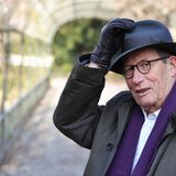 Am 30. Mai dieses Jahres verstarb der Schriftsteller im Alter von 79 Jahren in Berlin. Zu seinen stets sorgfältig recherchierten Titeln gehört eine Trilogie zum Deutschen Herbst 1977, in der Delius den bewaffneten Kampf der linksterroristischen RAF und die Ermordung von Arbeitgeberpräsident Hanns Martin Schleyer aufarbeitete. Oder der Roman "Mein Jahr als Mörder», der sich mit der Verdrängung der Nazi-Verbrechen im Nachkriegsdeutschland auseinandersetzte. 2019 erschien sein Roman "Wenn die Chinesen Rügen kaufen, dann denkt an mich». Darin geht es um einen selbstbewussten Journalisten, der zwei Jahre vor der Rente gefeuert wird - das unterhaltsam-bissige Porträt eines Freidenkers und Flaneurs. Aus der Zeit der deutschen Einheit sticht die Erzählung "Die Birnen von Ribbeck"(1991) heraus. Rom spielte eine wichtige Rolle für F.C. Delius, wie er oft verkürzt hieß. Dort wurde er am 13. Februar 1943 als Sohn eines westfälischen Hilfspfarrers und einer Kindergärtnerin geboren. Er wuchs in Hessen auf, lebte in Berlin und fand später, wieder in Rom, seine zweite Frau. Er war auch Stipendiat an der Villa Massimo. Dort arbeitete er an der Dokumentarsatire "Unsere Siemens-Welt». Delius hat mehr als 35 Bücher veröffentlicht.