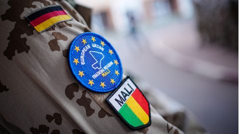 Bundeswehrsoldaten der European Union Training Mission Mali (EUTM) warten auf die Bundesministerin der Verteidigung