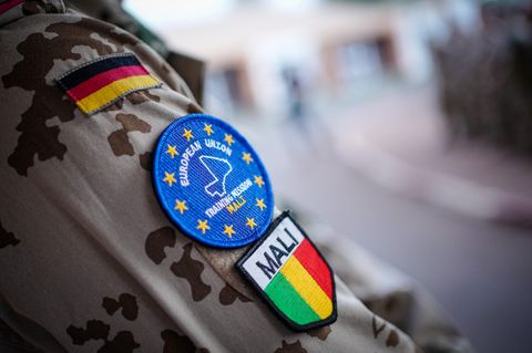 Bundeswehrsoldaten der European Union Training Mission Mali (EUTM) warten auf die Bundesministerin der Verteidigung
