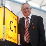 Der 1944 in Böhmisch-Kamnitz geborene Forscher Sigurd Hofmann war nach dem Krieg nach Südhessen gekommen und hatte in Darmstadt studiert und promoviert. Fast 50 Jahre war er beim Helmholtzzentrum tätig gewesen. Als Leiter des Forschungsbereichs «Schwere Elemente» hatte er drei Elemente entdeckt und an der Erforschung drei weiterer mitgewirkt. Die Elemente Bohrium, Hassium, Meitnerium, Darmstadtium, Röntgenium und Copernicium finden sich heute im Periodensystem unter den Ordnungszahlen 107 bis 112. Der Physiker erlangte durch seine Forschungen internationale Bekanntheit und bekam mehrere renommierte Auszeichnungen und Preise. Beim GSI Helmholtzzentrum können Elemente mit Hilfe eines Teilchenbeschleunigers entdeckt werden. Dabei werden mit immenser Geschwindigkeit Atome aufeinander geschossen. Der Wissenschaftler starb am 17. Juni im Alter von 78 Jahren.