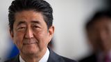Der frühere japanische Regierungschef starb bei einem Mordanschlag am 8. Juli. Ein Japaner hatte mit einer selbstgebauten Waffe auf offener Straße zwei Schüsse auf den rechtskonservativen Politiker abgefeuert, als dieser gerade eine Wahlkampfrede hielt. Der Anschlag geschah kurz vor Wahlen zum Oberhaus des Parlaments. Abe regierte Japan von Dezember 2012 bis September 2020, er war damit der am längsten amtierende Premier des Landes. Unter ihm rückte Japan nach Meinung von Kritikern deutlich nach rechts. Der 67-Jährige gehörte zu den entschiedenen Verfechtern einer Revision der pazifistischen Nachkriegsverfassung des Landes. Wirtschaftlich wollte er mit seiner "Abenomics" getauften Wirtschaftspolitik aus billigem Geld, schuldenfinanzierten Konjunkturspritzen und dem Versprechen von Strukturreformen Japan aus der wirtschaftlichen Stagnation führen. Zwar hat die Nummer Drei der Weltwirtschaft unter Abe zwischenzeitlich die längste Wachstumsphase seit Jahren erlebt. Zudem kurbelte er den Tourismus an, der vor der Corona-Pandemie viel Geld ins Land brachte. Gleichzeitig aber habe die "Abenomics" dazu geführt, dass die Gewinne in den vergangenen Jahren ungleich verteilt worden seien, beklagten Kritiker. Ein Drittel aller Beschäftigten ist ohne Festanstellung.