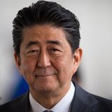 Der frühere japanische Regierungschef starb bei einem Mordanschlag am 8. Juli. Ein Japaner hatte mit einer selbstgebauten Waffe auf offener Straße zwei Schüsse auf den rechtskonservativen Politiker abgefeuert, als dieser gerade eine Wahlkampfrede hielt. Der Anschlag geschah kurz vor Wahlen zum Oberhaus des Parlaments. Abe regierte Japan von Dezember 2012 bis September 2020, er war damit der am längsten amtierende Premier des Landes. Unter ihm rückte Japan nach Meinung von Kritikern deutlich nach rechts. Der 67-Jährige gehörte zu den entschiedenen Verfechtern einer Revision der pazifistischen Nachkriegsverfassung des Landes. Wirtschaftlich wollte er mit seiner "Abenomics" getauften Wirtschaftspolitik aus billigem Geld, schuldenfinanzierten Konjunkturspritzen und dem Versprechen von Strukturreformen Japan aus der wirtschaftlichen Stagnation führen. Zwar hat die Nummer Drei der Weltwirtschaft unter Abe zwischenzeitlich die längste Wachstumsphase seit Jahren erlebt. Zudem kurbelte er den Tourismus an, der vor der Corona-Pandemie viel Geld ins Land brachte. Gleichzeitig aber habe die "Abenomics" dazu geführt, dass die Gewinne in den vergangenen Jahren ungleich verteilt worden seien, beklagten Kritiker. Ein Drittel aller Beschäftigten ist ohne Festanstellung.