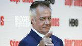 Am 13. Juli starb Tony Sirico in einem Pflegeheim im US-Staat Florida. Der US-Schauspieler litt seit mehreren Jahren an Demenz. In der Hit-Serie "Die Sopranos" (1999 bis 2007), über die Machenschaften einer Mafia-Familie in New Jersey, spielte Sirico den Mafioso Paulie "Walnuts" Gualtieri. In seiner Rolle war er als brutaler Verbrecher aber auch für seine große Loyalität gegenüber Mafiaboss Tony Soprano (James Gandolfini) bekannt. Der in New York geborene Italo-Amerikaner spielte in Dutzenden Film- und Fernsehproduktionen mit. Martin Scorsese holte ihn 1990 für das Mafia-Drama "GoodFellas" vor die Kamera. Regisseur Woody Allen gab Sirico häufig Nebenrollen, darunter in Filmen wie "Bullets Over Broadway", "Geliebte Aphrodite", "Café Society" und "Wonder Wheel". Der Schauspieler wurde 79 Jahre alt.