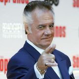 Am 13. Juli starb Tony Sirico in einem Pflegeheim im US-Staat Florida. Der US-Schauspieler litt seit mehreren Jahren an Demenz. In der Hit-Serie "Die Sopranos" (1999 bis 2007), über die Machenschaften einer Mafia-Familie in New Jersey, spielte Sirico den Mafioso Paulie "Walnuts" Gualtieri. In seiner Rolle war er als brutaler Verbrecher aber auch für seine große Loyalität gegenüber Mafiaboss Tony Soprano (James Gandolfini) bekannt. Der in New York geborene Italo-Amerikaner spielte in Dutzenden Film- und Fernsehproduktionen mit. Martin Scorsese holte ihn 1990 für das Mafia-Drama "GoodFellas" vor die Kamera. Regisseur Woody Allen gab Sirico häufig Nebenrollen, darunter in Filmen wie "Bullets Over Broadway", "Geliebte Aphrodite", "Café Society" und "Wonder Wheel". Der Schauspieler wurde 79 Jahre alt.