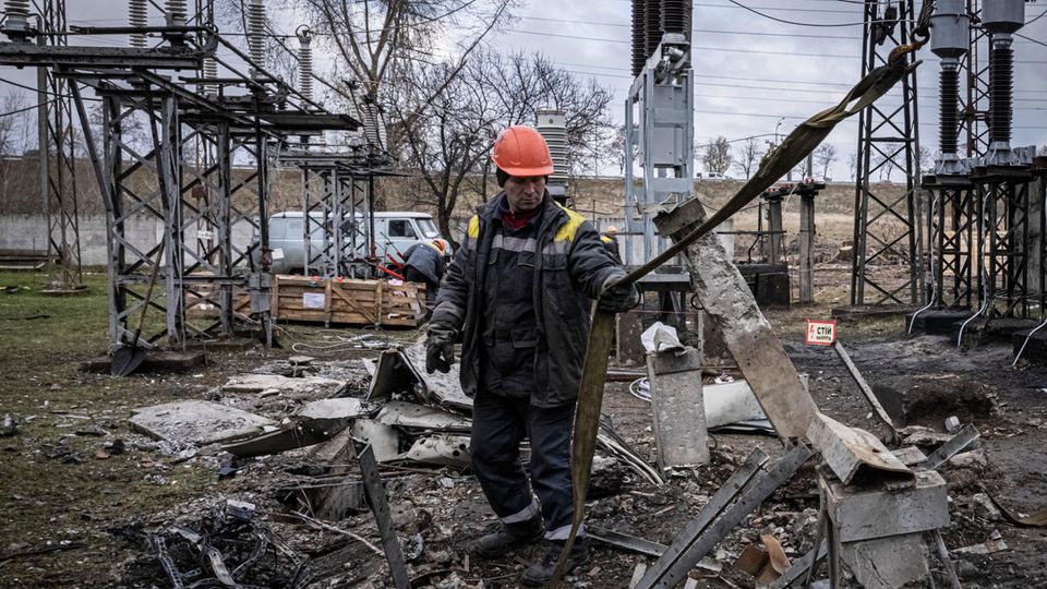 Arbeiter reparieren die Infrastruktur in einem Kraftwerk im Oblast Kiew