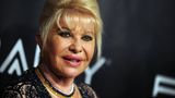 Am 14. Juli dieses Jahres verstarb das Ivana Trump im Alter von 73 Jahren an den Folgen eines Treppensturzes in ihrer New Yorker Wohnung. Das ehemalige Model wurde als erste Ehefrau des späteren US-Präsidenten Donald Trump bekannt. Sie und der damalige Immobilienmogul wurden in den 1980er-Jahren Teil der New Yorker Elite, ehe sie sich in den 90er-Jahren unter großem öffentlichen Aufsehen scheiden ließen und Trump seine zweite Frau Marla Maples heiratete. Aus der Ehe gingen die drei Kinder - Donald Jr., Ivanka und Eric - hervor. Ivana Marie Zelnícková wurde 1949 im heutigen Tschechien geboren. Schon früh zeigte sie sportliches Talent als Skiläuferin. Sie verließ ihre Heimat und wanderte nach Kanada aus, wo sie in den 1970er-Jahren eine Modelkarriere begann. In New York traf sie Donald Trump, den sie 1977 heiratete. In der Folge übernahm sie zahlreiche Posten im Firmen-Konglomerat ihres Mannes und spielte eine zentrale Rolle bei den Geschäften ihres Mannes. Sie arbeitete unter anderem im Trump Tower in Manhattan und beaufsichtigte den Bau eines Trump-Casinos in Atlantic City, New Jersey. Nach der Trennung von Trump schrieb sie mehrere Bücher, darunter den Ratgeber: "Das Beste kommt noch: Scheidung bewältigen und das Leben wieder genießen". 2010 kehrte sie wieder ins Rampenlicht zurück, als sie in der britischen TV-Show "Celebrity Big Brother" auftrat.