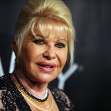 Am 14. Juli dieses Jahres verstarb das Ivana Trump im Alter von 73 Jahren an den Folgen eines Treppensturzes in ihrer New Yorker Wohnung. Das ehemalige Model wurde als erste Ehefrau des späteren US-Präsidenten Donald Trump bekannt. Sie und der damalige Immobilienmogul wurden in den 1980er-Jahren Teil der New Yorker Elite, ehe sie sich in den 90er-Jahren unter großem öffentlichen Aufsehen scheiden ließen und Trump seine zweite Frau Marla Maples heiratete. Aus der Ehe gingen die drei Kinder - Donald Jr., Ivanka und Eric - hervor. Ivana Marie Zelnícková wurde 1949 im heutigen Tschechien geboren. Schon früh zeigte sie sportliches Talent als Skiläuferin. Sie verließ ihre Heimat und wanderte nach Kanada aus, wo sie in den 1970er-Jahren eine Modelkarriere begann. In New York traf sie Donald Trump, den sie 1977 heiratete. In der Folge übernahm sie zahlreiche Posten im Firmen-Konglomerat ihres Mannes und spielte eine zentrale Rolle bei den Geschäften ihres Mannes. Sie arbeitete unter anderem im Trump Tower in Manhattan und beaufsichtigte den Bau eines Trump-Casinos in Atlantic City, New Jersey. Nach der Trennung von Trump schrieb sie mehrere Bücher, darunter den Ratgeber: "Das Beste kommt noch: Scheidung bewältigen und das Leben wieder genießen". 2010 kehrte sie wieder ins Rampenlicht zurück, als sie in der britischen TV-Show "Celebrity Big Brother" auftrat.