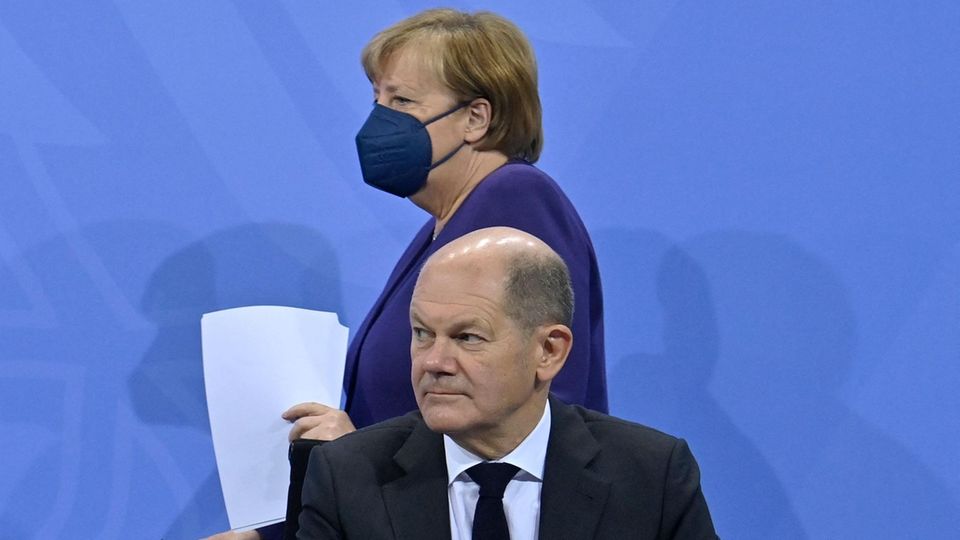 Bundeskanzler Olaf Scholz (SPD) und Altkanzlerin Angela Merkel (CDU)