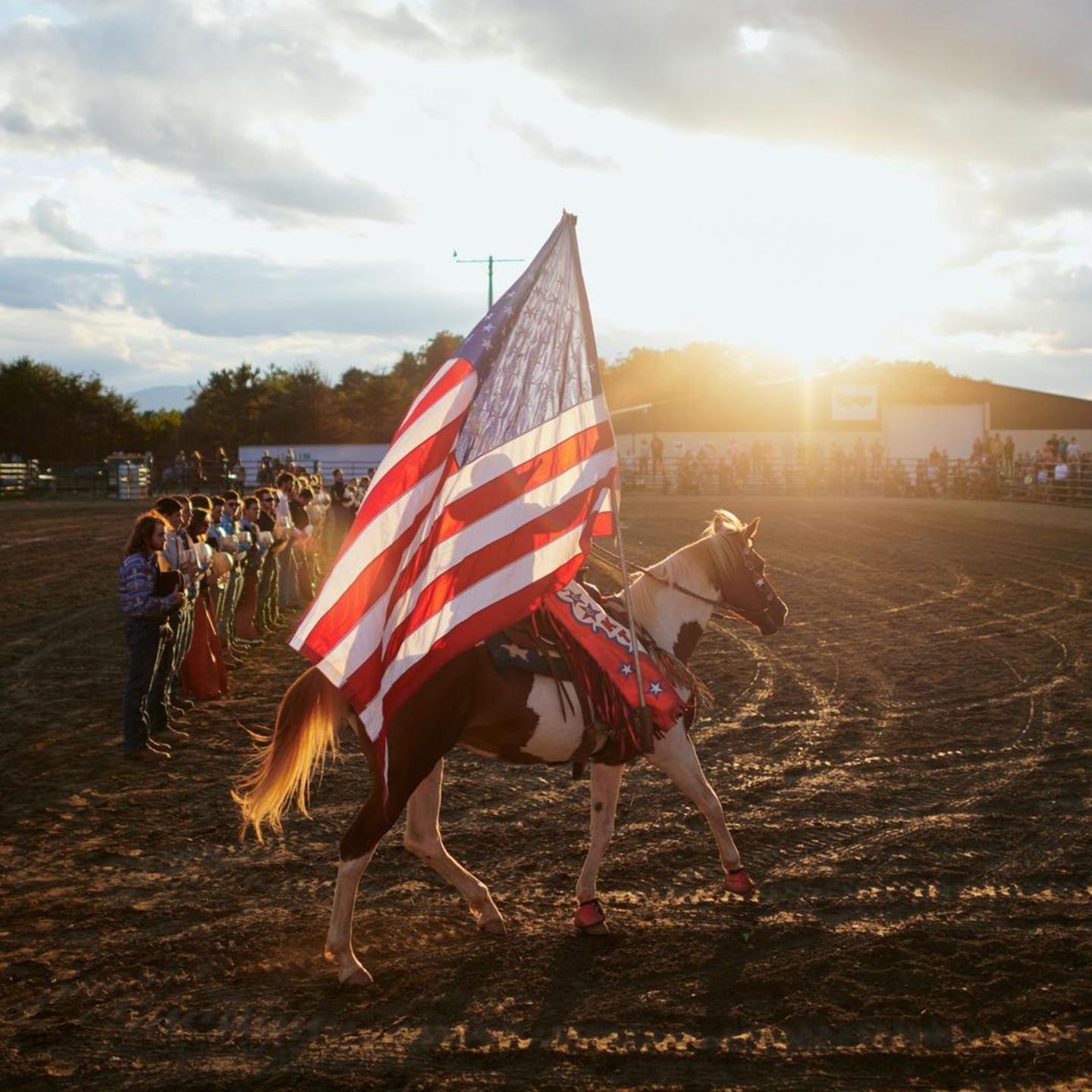 Eine Reiterin präsentiert die Flagge auf dem Rodeofeld