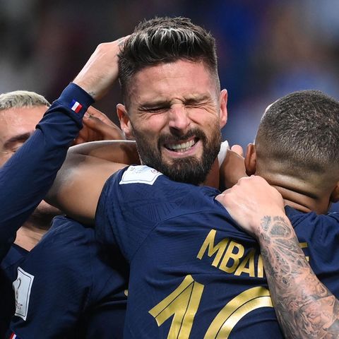Stürmer Olivier Giroud (M.) hat gegen Australien zwei Tore für Frankreich gemacht und steht kurz davor, Rekorttorschütze der Franzosen zu werden
