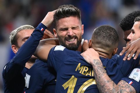 Stürmer Olivier Giroud (M.) hat gegen Australien zwei Tore für Frankreich gemacht und steht kurz davor, Rekorttorschütze der Franzosen zu werden
