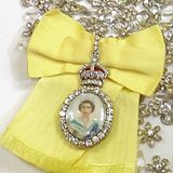 Queen Elizabeth II. Brosche